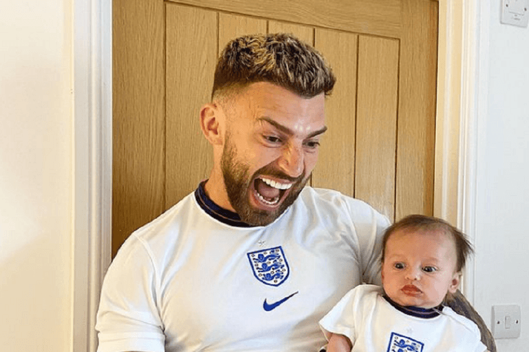 “Who’s laughing now?” – Jake Quickenden updates trolls who called his baby ugly “Who’s laughing now?” – Jake Quickenden updates trolls who called his baby ugly
