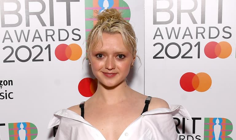 Maisie Williams speaks about “traumatic” relationship with father