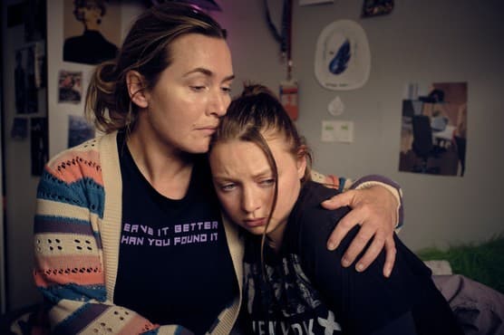 Kate Winslet admits it was difficult to work with her daughter Kate Winslet admits it was difficult to work with her daughter