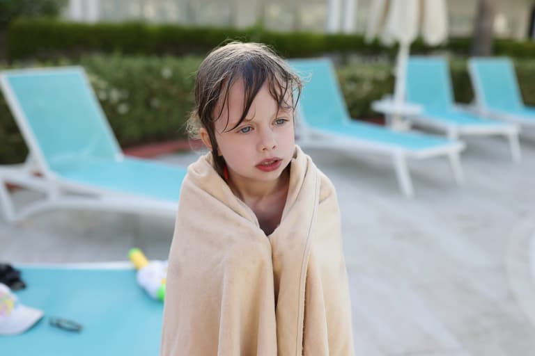 Swimming coach warns parents not to put towel around kids’ shoulders Swimming coach warns parents not to put towel around kids’ shoulders