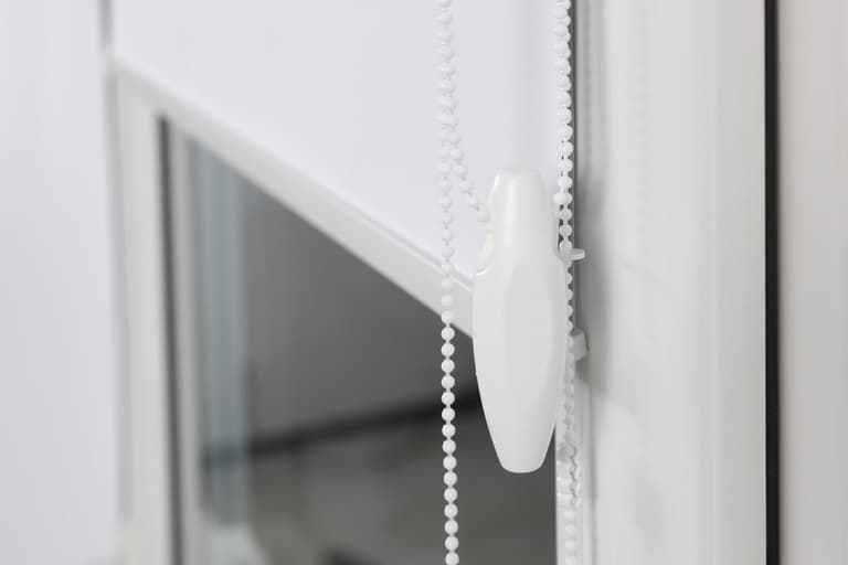Mum issues urgent warning after daughter was almost strangled by blind cord Mum issues urgent warning after daughter was almost strangled by blind cord