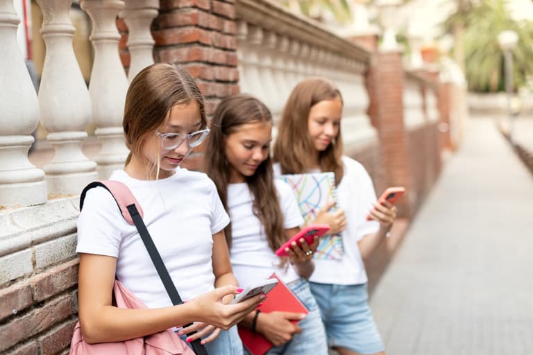 Child protection advocates voice concern as WhatsApp lowers age restriction to 13 Child protection advocates voice concern as WhatsApp lowers age restriction to 13