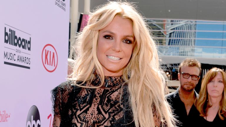Britney Spears checks into rehab after DUI arrest