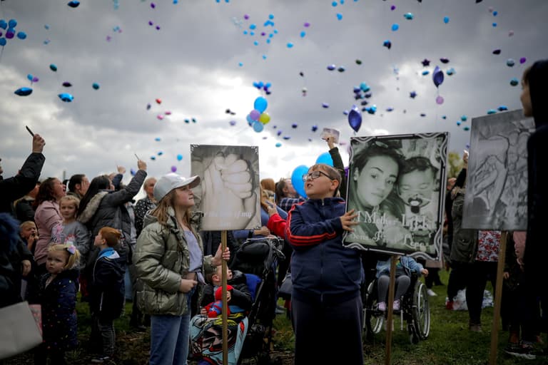 Hundreds of heartbroken supporters gather in tribute to ‘warrior’ Alfie Evans Hundreds of heartbroken supporters gather in tribute to ‘warrior’ Alfie Evans