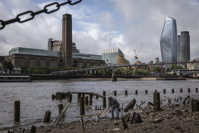 17-year-old boy charged with attempted murder of six-year-old ‘thrown’ from Tate Modern 17-year-old boy charged with attempted murder of six-year-old ‘thrown’ from Tate Modern