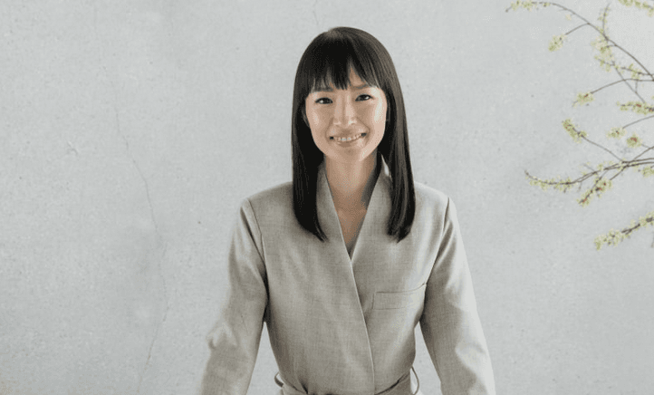 On an organising frenzy? Here is Marie Kondo showing you how to really fold a fitted sheet On an organising frenzy? Here is Marie Kondo showing you how to really fold a fitted sheet