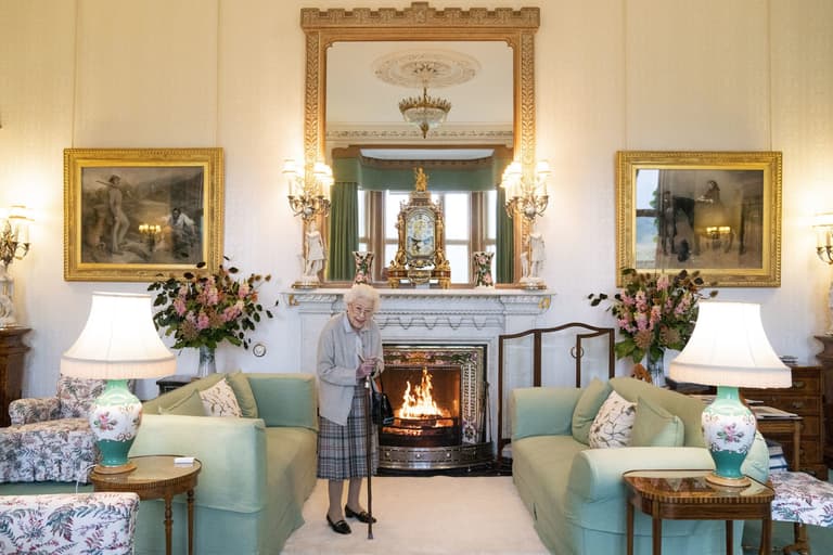 Queen Elizabeth under medical supervision as doctors “concerned” for her health Queen Elizabeth under medical supervision as doctors “concerned” for her health