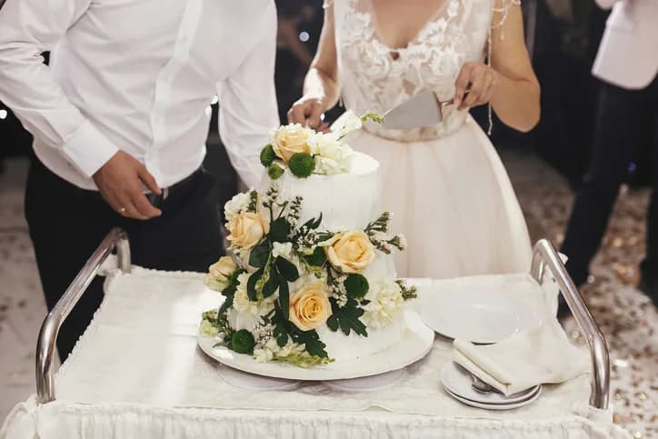 Bride asks guests to pay per slice of cake eaten at wedding Bride asks guests to pay per slice of cake eaten at wedding
