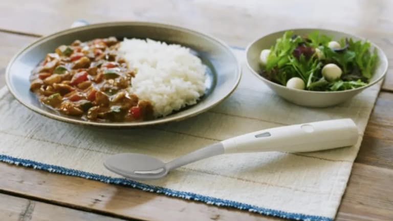 Electric spoon tricks taste buds into tasting salty flavours without any actual salt Electric spoon tricks taste buds into tasting salty flavours without any actual salt