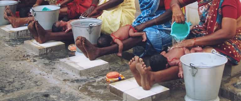WATCH: Indian ‘maalishwalis’ bathe babies in traditional style WATCH: Indian ‘maalishwalis’ bathe babies in traditional style