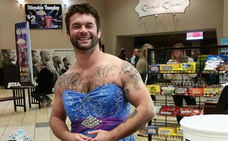 This uncle wore a princess dress to the cinema for his 4-year-old niece This uncle wore a princess dress to the cinema for his 4-year-old niece