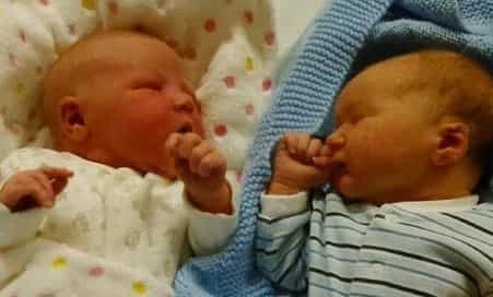 Sisters give birth to 7lb babies just 3 minutes apart in adjacent rooms Sisters give birth to 7lb babies just 3 minutes apart in adjacent rooms