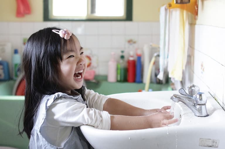 Make your own clean, green and sweet-smelling hand sanitiser Make your own clean, green and sweet-smelling hand sanitiser
