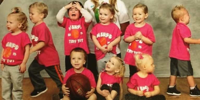 These toddlers unwittingly produced the BEST team photo ever These toddlers unwittingly produced the BEST team photo ever