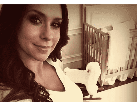 Jennifer Love Hewitt bares her beautiful bump Jennifer Love Hewitt bares her beautiful bump