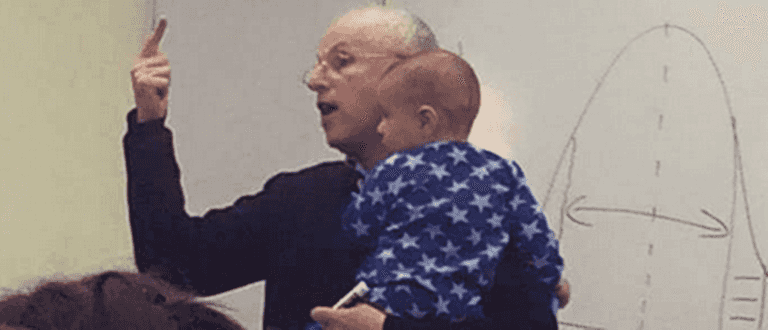 This fantastic professor taught a whole class while comforting a student’s baby This fantastic professor taught a whole class while comforting a student’s baby