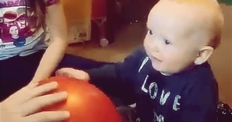 WATCH: Baby sees a balloon for the very first time. Can’t even. WATCH: Baby sees a balloon for the very first time. Can’t even.