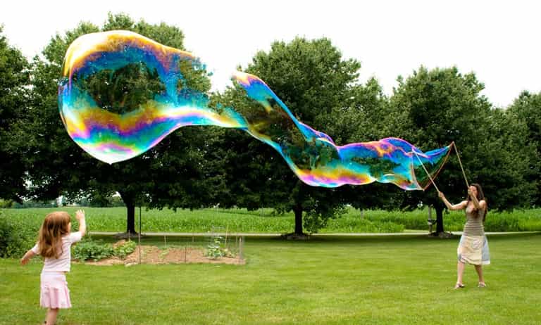 Blow their tiny minds with these homemade GIANT bubbles Blow their tiny minds with these homemade GIANT bubbles
