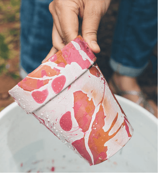 Cute DIY marbled pots made using nail varnish Cute DIY marbled pots made using nail varnish