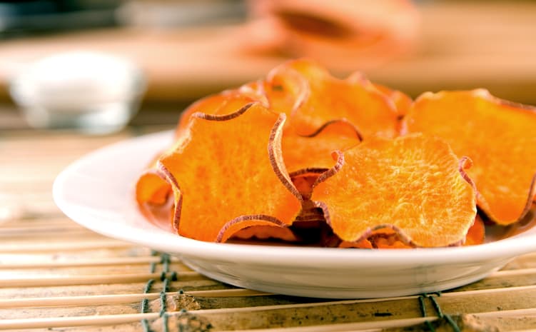 These homemade low-fat crisps are definitely saving us from the munchies These homemade low-fat crisps are definitely saving us from the munchies