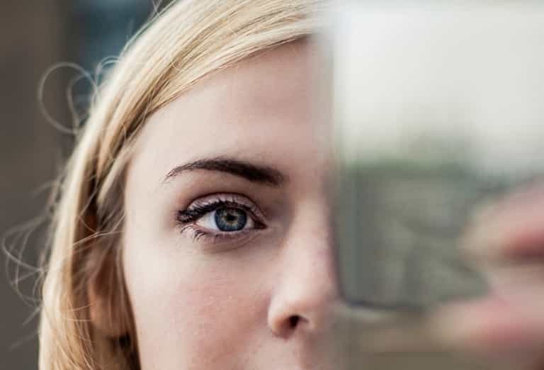 Commuters take note: Applying make-up on-the-go can damage your eyes Commuters take note: Applying make-up on-the-go can damage your eyes