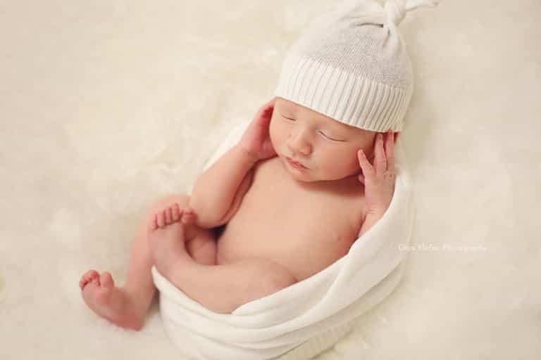 Thinking of booking a newborn photo session? This is what you need to know Thinking of booking a newborn photo session? This is what you need to know
