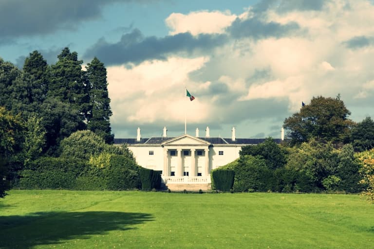 Check out Áras an Uachtaráin’s newest Christmas card (it’s magic!) Check out Áras an Uachtaráin’s newest Christmas card (it’s magic!)
