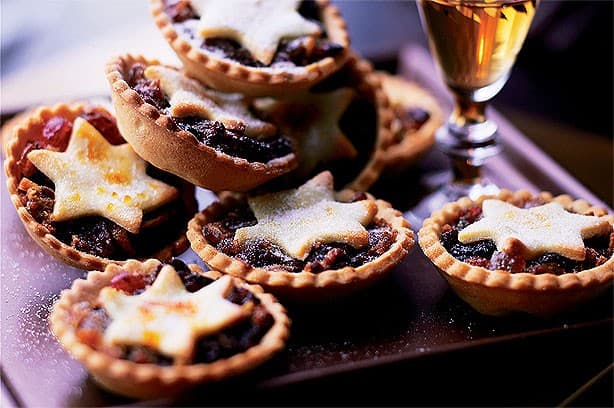 Raw gluten-free mince pies (you’ll feel less guilty, we promise!) Raw gluten-free mince pies (you’ll feel less guilty, we promise!)