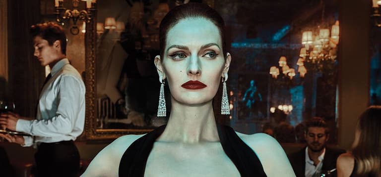 Fitness group ‘Equinox’ defends their image of a glamorous breastfeeding mother Fitness group ‘Equinox’ defends their image of a glamorous breastfeeding mother