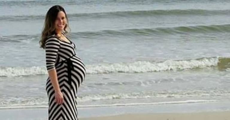 Pregnant Woman Gets Photobombed by Dolphin Pregnant Woman Gets Photobombed by Dolphin