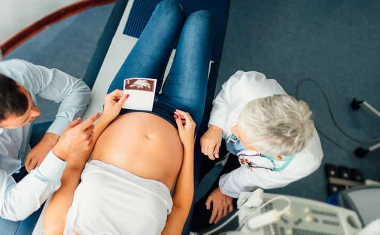 Fertility Doctor Accused Of Impregnating Women Using HIS OWN Sperm Fertility Doctor Accused Of Impregnating Women Using HIS OWN Sperm