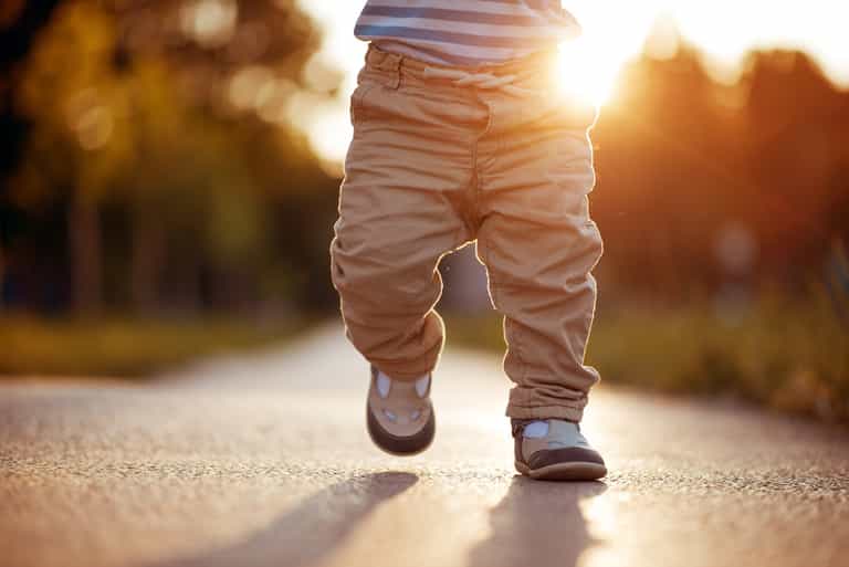 You have to see this baby starting to walk just minutes after being born You have to see this baby starting to walk just minutes after being born