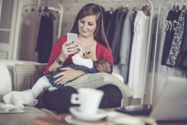 Early feeding expert warns mums are being distracted by technology Early feeding expert warns mums are being distracted by technology