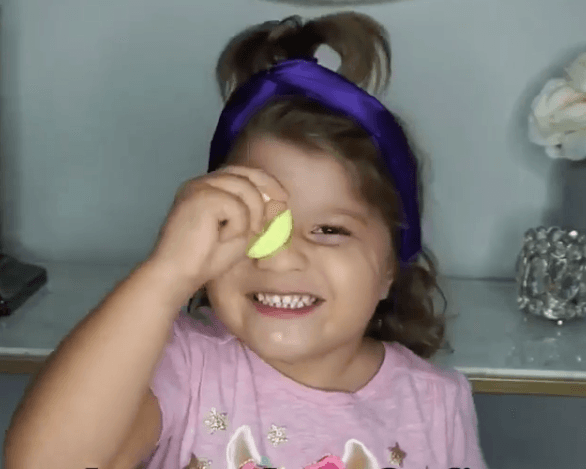 This toddler did a makeup tutorial and it was really impressive This toddler did a makeup tutorial and it was really impressive