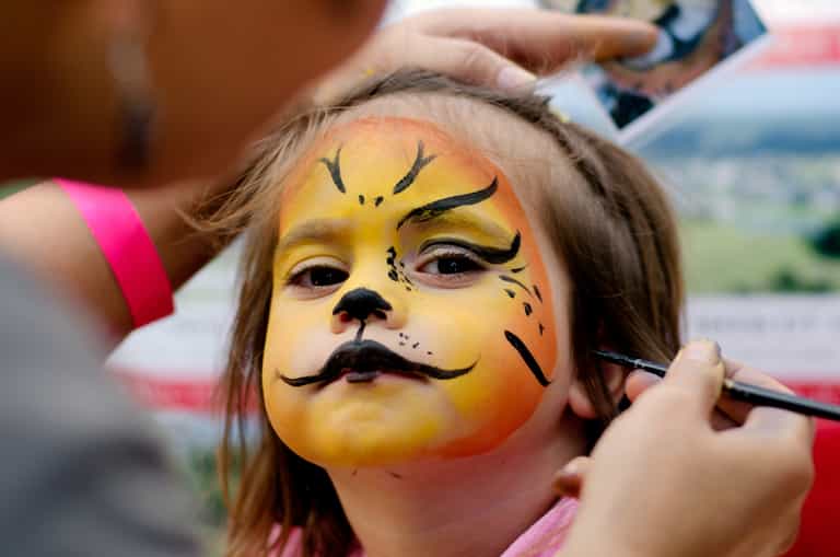 Facebook post shows the dangers of using acrylic paint on children’s skin Facebook post shows the dangers of using acrylic paint on children’s skin