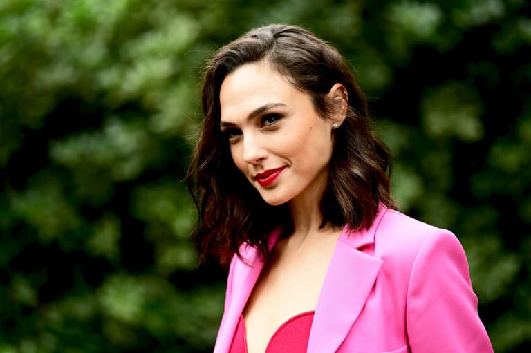 Gal Gadot’s daughter is ready to be the next Wonder Woman and it’s too cute Gal Gadot’s daughter is ready to be the next Wonder Woman and it’s too cute