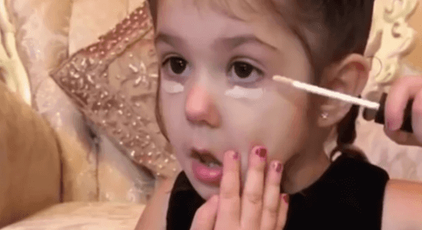 Parents are furious after seeing this toddler apply makeup perfectly Parents are furious after seeing this toddler apply makeup perfectly