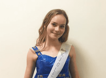 A 14-year-old girl made her own prom dress from IKEA bags and it’s beautiful A 14-year-old girl made her own prom dress from IKEA bags and it’s beautiful