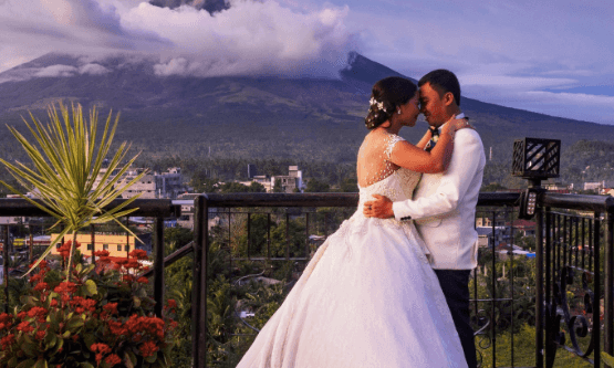 This couple took their wedding pictures in front of an erupting volcano This couple took their wedding pictures in front of an erupting volcano