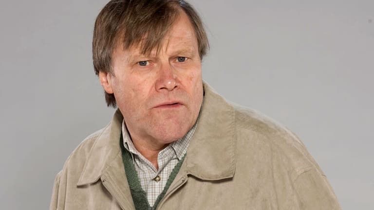 Roy Cropper’s stunt double was caught on Corrie and it was hilarious Roy Cropper’s stunt double was caught on Corrie and it was hilarious