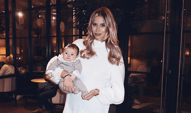 Ferne McCann and Dealz have teamed up for a new beauty line Ferne McCann and Dealz have teamed up for a new beauty line