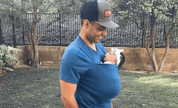 These t-shirts for dads with a built-in baby pouch are beyond adorable These t-shirts for dads with a built-in baby pouch are beyond adorable