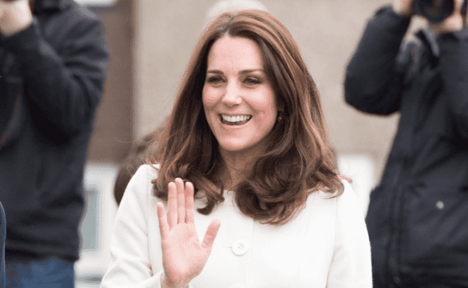 People are FREAKING OUT about Kate Middleton’s fingers in this pic People are FREAKING OUT about Kate Middleton’s fingers in this pic