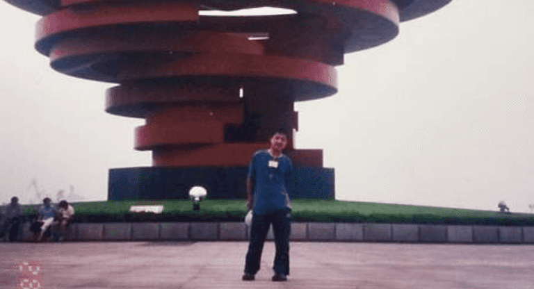 This man photobombed his future wife – 11 years before they met This man photobombed his future wife – 11 years before they met