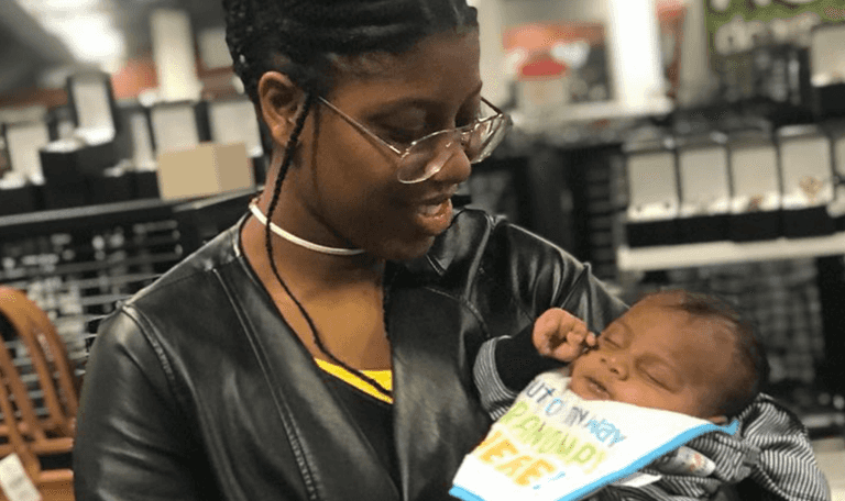 This woman delivered her baby alone in a hotel room like an absolute champ This woman delivered her baby alone in a hotel room like an absolute champ