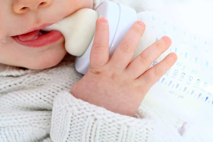 Mum feeds baby son with breast milk donated by Facebook users Mum feeds baby son with breast milk donated by Facebook users