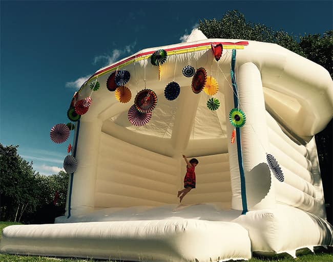 You can now order wedding bouncy castles, and they’ll definitely keep the kids happy You can now order wedding bouncy castles, and they’ll definitely keep the kids happy