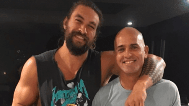 This husband didn’t want his wife to take a photo with Jason Momoa without him This husband didn’t want his wife to take a photo with Jason Momoa without him