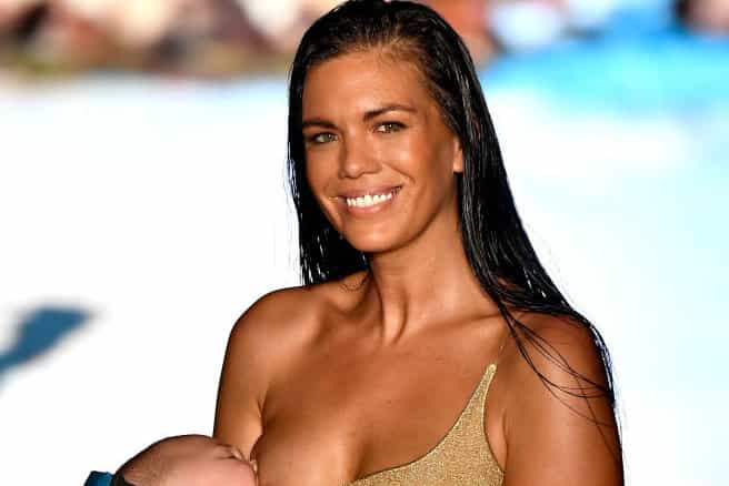 Model praised for walking down the runway while breastfeeding her child Model praised for walking down the runway while breastfeeding her child