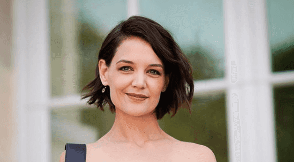 Katie Holmes is sightseeing in Kilkenny and seems to be having a grand aul’ time Katie Holmes is sightseeing in Kilkenny and seems to be having a grand aul’ time